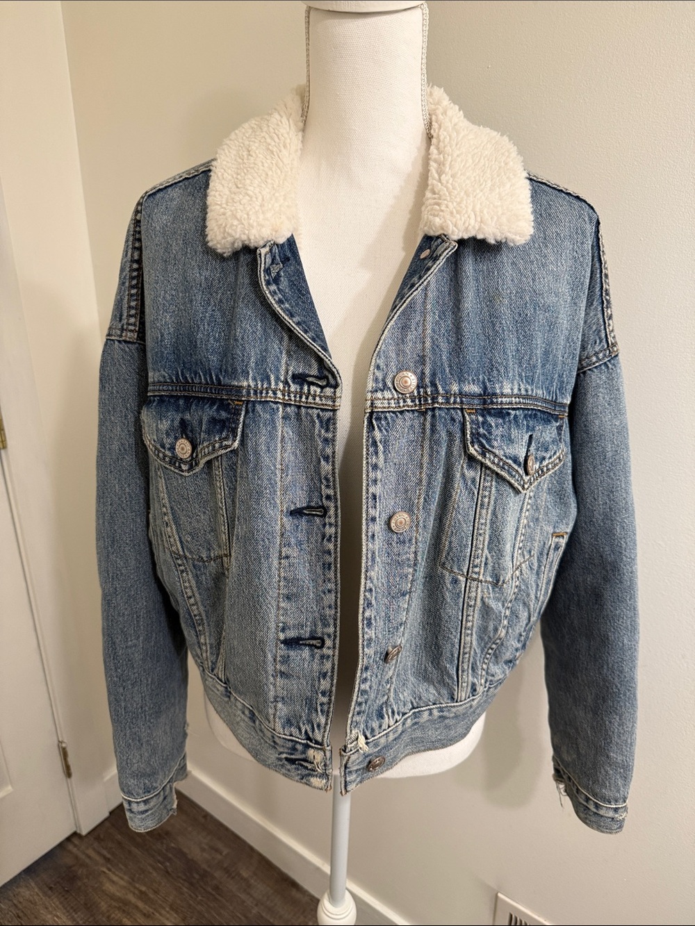 American Eagle Faux Sherpa Lined Cropped Distressed Denim Jacket Women’s Large